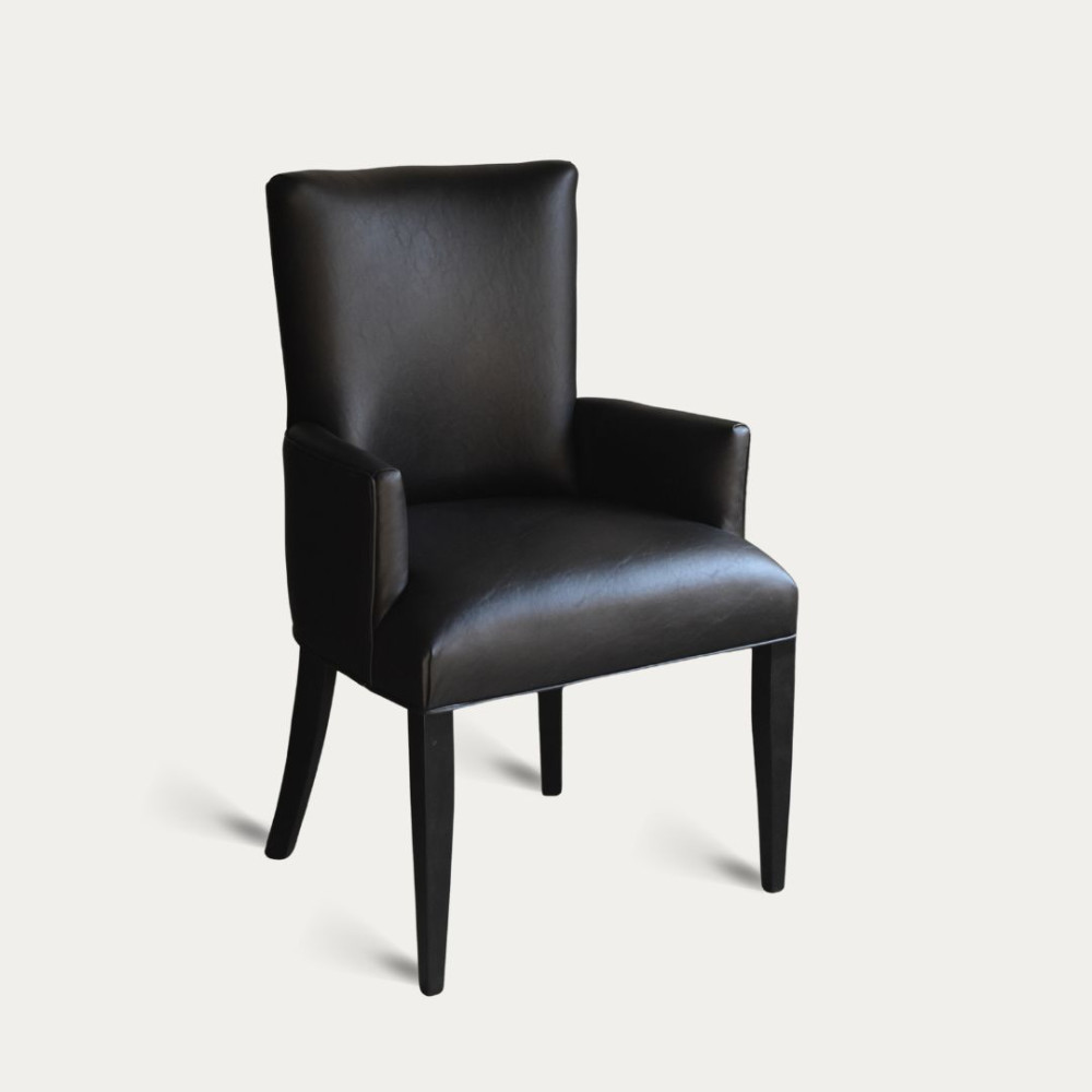 Silla modelo Martina con apoyabrazos sin capitone