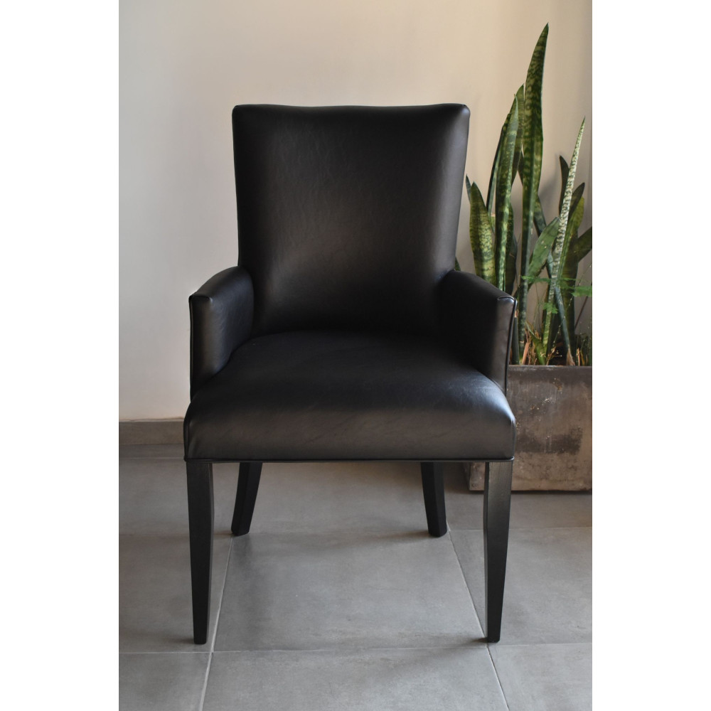 Silla modelo Martina con apoyabrazos sin capitone