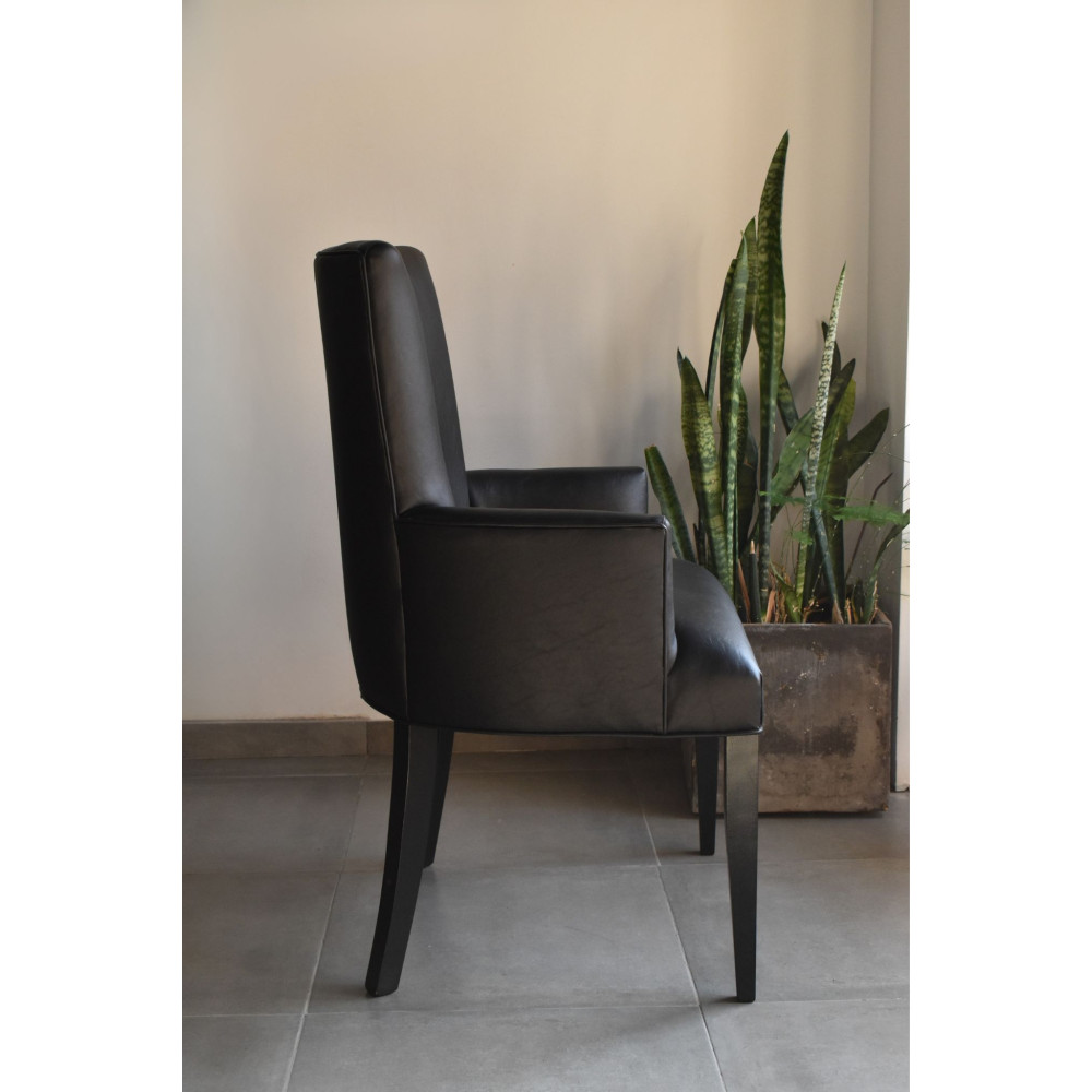 Silla modelo Martina con apoyabrazos sin capitone