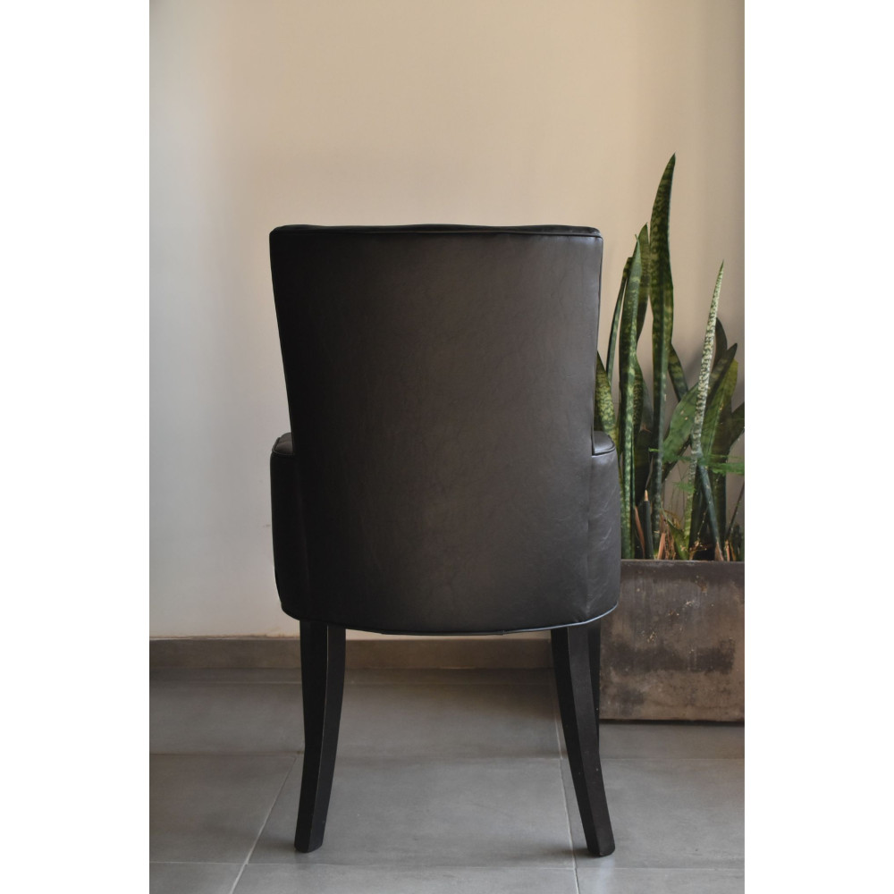 Silla modelo Martina con apoyabrazos sin capitone